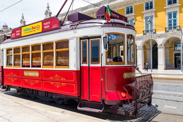 Lisboa, Portugal - 8 de junho de 2018: Eléctrico famoso 28 cheio de turistas — Fotografia de Stock