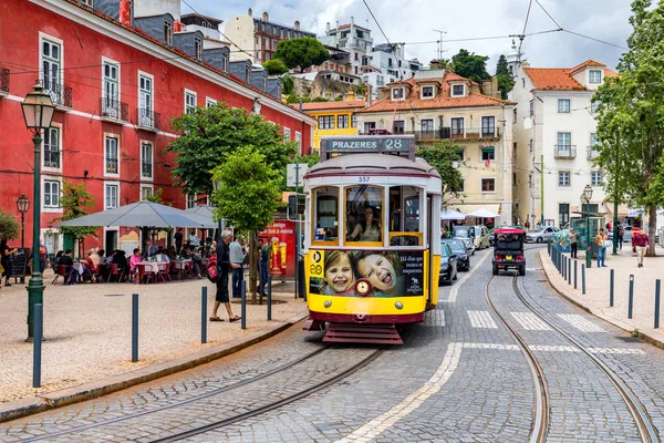 Lisboa, Portugal - 8 de junio de 2018: famoso tranvía 28 lleno de turistas —  Fotos de Stock