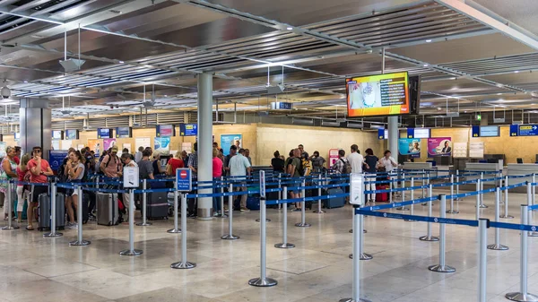 Nürnberg, Deutschland - 6. Mai 2018: Fluggäste stehen Schlange — Stockfoto