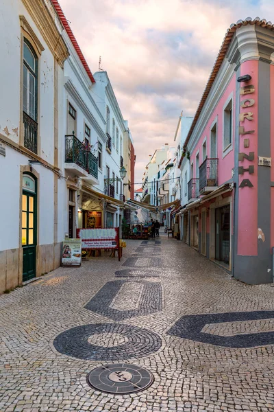 Lagos, Portugal - 10 de junio de 2018: Calle en el casco antiguo de la c — Foto de Stock