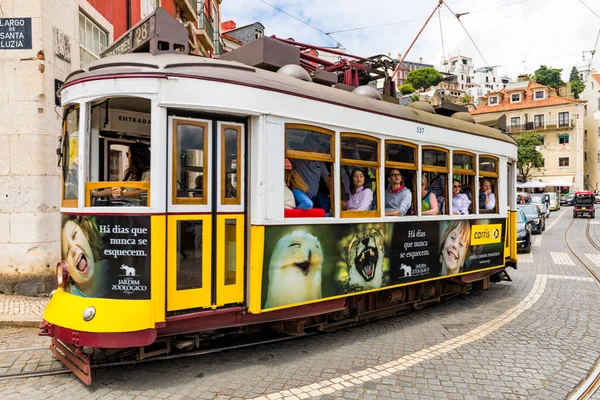 Lisboa, Portugal - 8 de junio de 2018: famoso tranvía 28 lleno de turistas —  Fotos de Stock