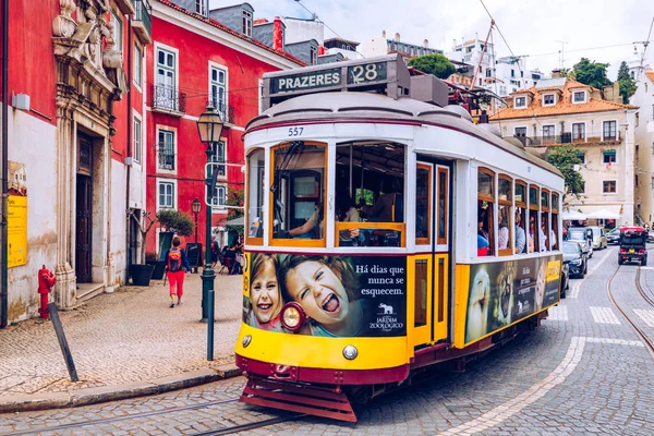 Lizbona, Portugalia-8 czerwca 2018: słynny tramwaj 28 pełen turystów — Zdjęcie stockowe