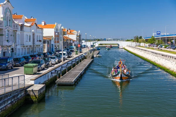 Aveiro, Portugalsko-16. června 2018: tradiční čluny na průplavu — Stock fotografie