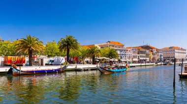 Aveiro, Portekiz - 16 Haziran 2018: Kanalda geleneksel tekneler