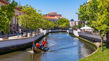 Aveiro, Portekiz - 16 Haziran 2018: Kanalda geleneksel tekneler