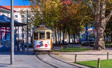 Porto, Portekiz - 15 Kasım 2017: Stre'de ünlü vintage tramvay