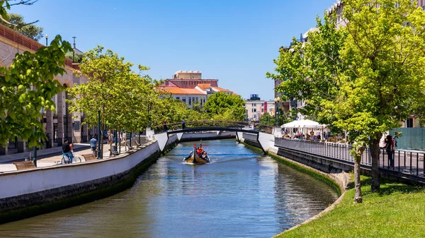 Aveiro, Portugal - 16 de junio de 2018: Barcos tradicionales en el canal — Foto de Stock