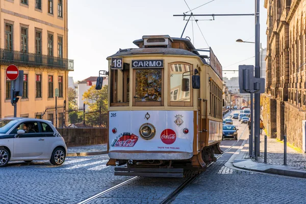 Porto, Portugal - 15 de novembro de 2017: famoso bonde vintage em stre — Fotografia de Stock
