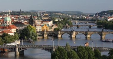 Ünlü Charles Köprüsü günbatımı ışık, Charles bridge uygulamasında Prag'da ikonik yerlerinden biridir. Prague, Çek Cumhuriyeti.