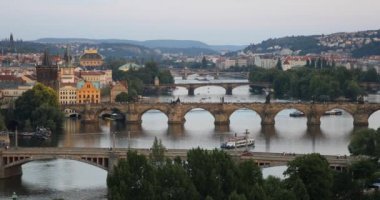 Ünlü Charles Köprüsü günbatımı ışık, Charles bridge uygulamasında Prag'da ikonik yerlerinden biridir. Prague, Çek Cumhuriyeti.