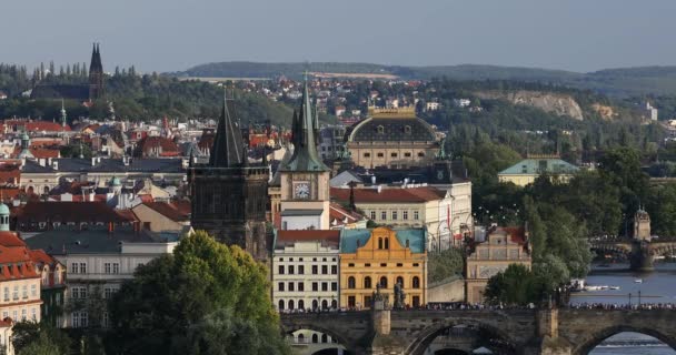 Ünlü Charles Köprüsü günbatımı ışık, Charles bridge uygulamasında Prag'da ikonik yerlerinden biridir. Prague, Çek Cumhuriyeti. — Stok video