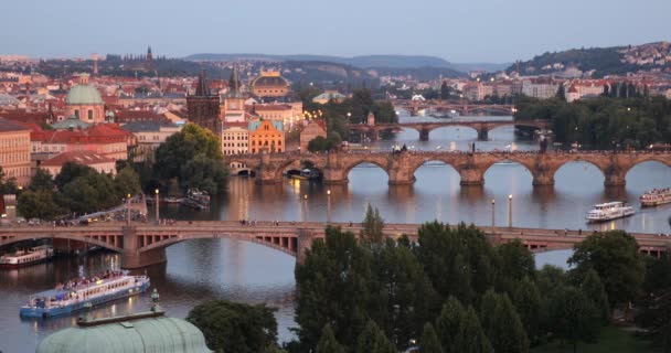 Famosa ponte Charles sob a luz do pôr do sol, a ponte Charles é um dos marcos emblemáticos de Praga. Praga, República Checa . — Vídeo de Stock