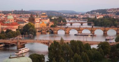 Doğal yaz günbatımı hava görünümünü Prague Old Town iskele mimarisi ve Charles Köprüsü üzerinden Vltava Nehri Prag, Çek Cumhuriyeti