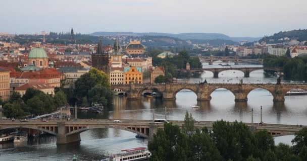 Vista aérea panorâmica do pôr-do-sol de verão da arquitetura do cais da Cidade Velha de Praga e da Ponte Charles sobre o rio Vltava em Praga, República Tcheca — Vídeo de Stock