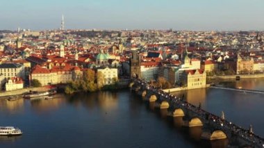 Doğal sonbahar hava Prague Old Town iskele mimarisi ve Charles Köprüsü üzerinden görünüm Vltava Nehri Prag, Çek Cumhuriyeti