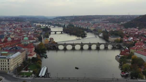 Panoramisch zicht van boven op de Prague Old Town, luchtfoto van de stad, uitzicht vanaf boven over Praag, vlucht over de stad, top uitzicht, Moldau, Charles Bridge. Praag, Tsjechië — Stockvideo