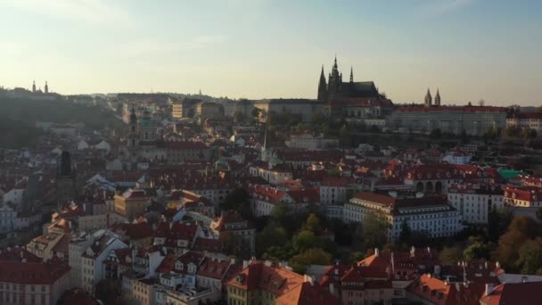 Vue aérienne d'automne panoramique de l'architecture de la jetée de la vieille ville de Prague et du pont Charles sur la rivière Vltava à Prague, République tchèque — Video