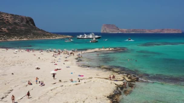 Βίντεο με εναέρια τηλεκατευθυνόμενα από την εμβληματική παραλία του Μπάλου και τη λιμνοθάλασσα κοντά στη Γραμμβούσα με γαλαζοπράσινα νερά και αγνή λευκή άμμο, την Κρήτη, την Ελλάδα. Παραλία Μπάλου, Κρήτη, Ελλάδα. — Αρχείο Βίντεο