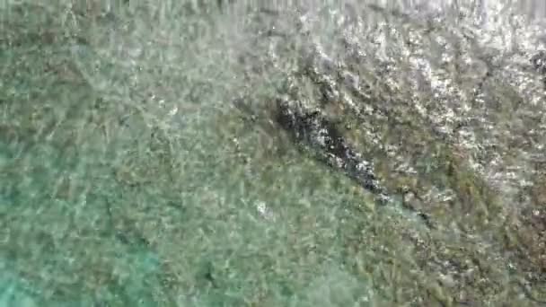 Drone aéreo ver vídeo da icônica praia de Balos e lagoa perto da ilha Gramvousa com mar azul-turquesa claro e areia branca pura, ilha de Creta, Grécia. Balos Beach, Creta, Grécia . — Vídeo de Stock