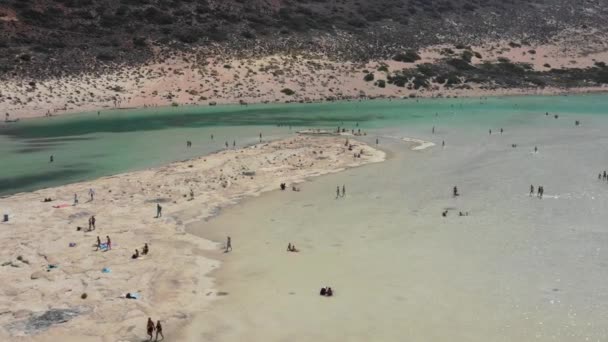 Aerial Drone Visa video av ikoniska Balos Beach och Lagoon nära Gramvousa Island med turkos klart hav och ren vit sand, Kreta, Grekland. Balos Beach, Kreta, Grekland. — Stockvideo