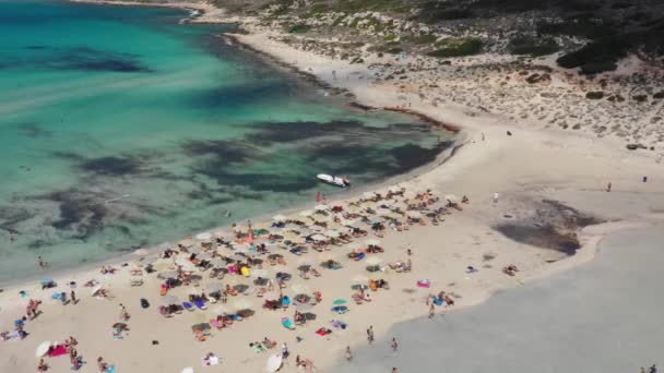 Aerial Drone Visa video av ikoniska Balos Beach och Lagoon nära Gramvousa Island med turkos klart hav och ren vit sand, Kreta, Grekland. Balos Beach, Kreta, Grekland. — Stockvideo