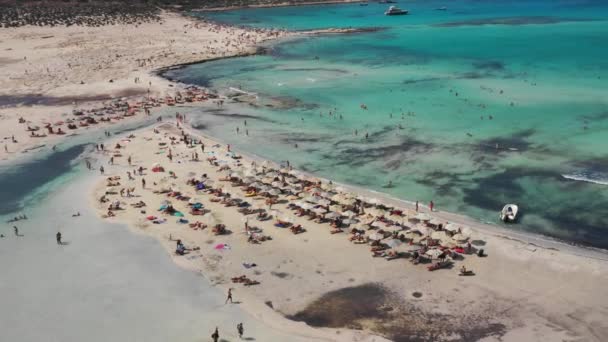 Aerial Drone Visa video av ikoniska Balos Beach och Lagoon nära Gramvousa Island med turkos klart hav och ren vit sand, Kreta, Grekland. Balos Beach, Kreta, Grekland. — Stockvideo