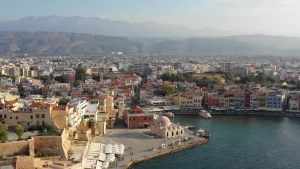Aerial Drone Visa video av den ikoniska och pittoreska venetianska gamla hamnen i Chania med känd fyr och traditionell karaktär, Kreta, Grekland. Arkitektur i den venetianska hamnen i Chania. — Stockvideo