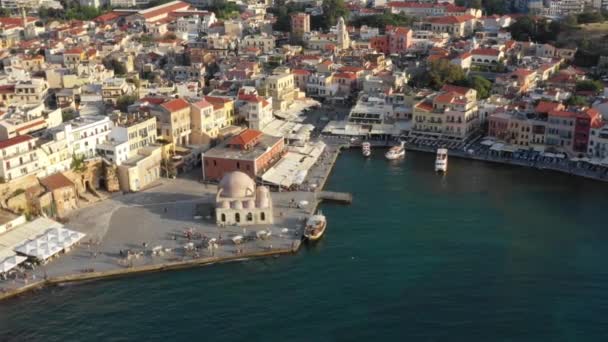 Ünlü deniz feneri ve geleneksel karakter, Girit adası, Yunanistan ile Chania ikonik ve pitoresk Venedik eski liman havadan drone görüntülemek video. Chania'daki Venedik limanının mimarisi. — Stok video