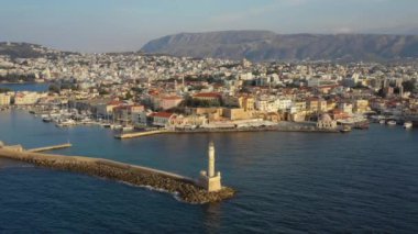 Güzel renklerle Chania pitoresk eski liman girişinde ikonik Venedik deniz feneri havadan drone video, Girit adası, Yunanistan. Chania'da deniz feneri. Chania şehrinin deniz feneri.