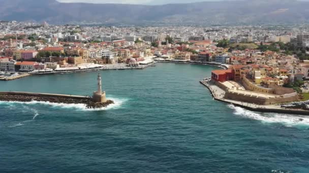 Ünlü deniz feneri ve geleneksel karakter, Girit adası, Yunanistan ile Chania ikonik ve pitoresk Venedik eski liman havadan drone görüntülemek video. Chania'daki Venedik limanının mimarisi. — Stok video