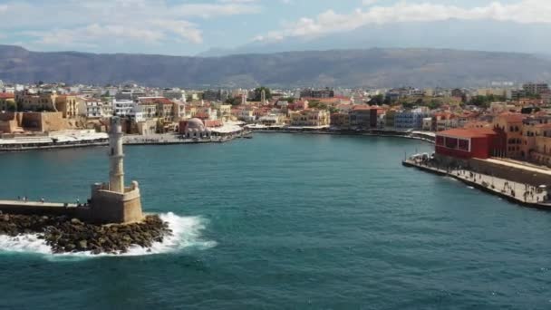 Aerial Drone Visa video av den ikoniska och pittoreska venetianska gamla hamnen i Chania med känd fyr och traditionell karaktär, Kreta, Grekland. Arkitektur i den venetianska hamnen i Chania. — Stockvideo