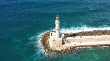 Güzel renklerle Chania pitoresk eski liman girişinde ikonik Venedik deniz feneri havadan drone video, Girit adası, Yunanistan. Chania'da deniz feneri. Chania şehrinin deniz feneri.