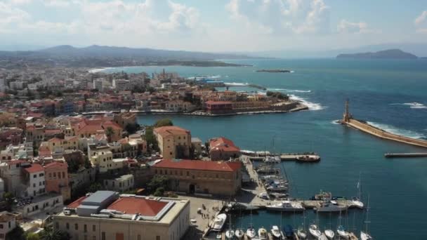 Aerial Drone Visa video av den ikoniska och pittoreska venetianska gamla hamnen i Chania med känd fyr och traditionell karaktär, Kreta, Grekland. Arkitektur i den venetianska hamnen i Chania. — Stockvideo