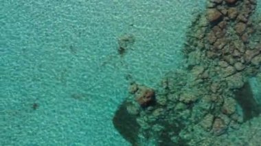 Girit adasında mükemmel kristal berraklığında mavi turkuaz su havadan görüntüleri, Yunanistan. Mercan resifi ile kristal berraklığında deniz suyu ile güzel tatil hedef sahne. Girit, Yunanistan.