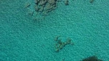Girit adasında mükemmel kristal berraklığında mavi turkuaz su havadan görüntüleri, Yunanistan. Mercan resifi ile kristal berraklığında deniz suyu ile güzel tatil hedef sahne. Girit, Yunanistan.