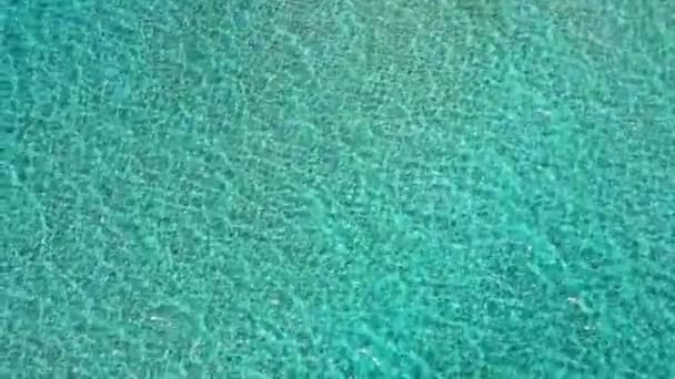 Filmagem aérea de uma água azul turquesa perfeitamente cristalina na ilha de Creta, Grécia. Bela cena de destino de férias com água do mar cristalina com recife de coral. Creta, Grécia . — Vídeo de Stock