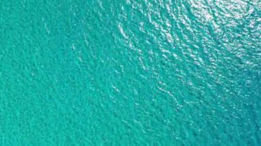 Girit adasında mükemmel kristal berraklığında mavi turkuaz su havadan görüntüleri, Yunanistan. Mercan resifi ile kristal berraklığında deniz suyu ile güzel tatil hedef sahne. Girit, Yunanistan.