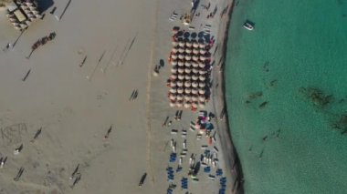 Yunanistan 'ın güneybatı Girit adasındaki Elafonissi' nin ünlü egzotik cennet kumlu zümrüt plajının panoramik hava aracı görüntüsü. Yunanistan 'ın Girit kentindeki mavi Elafonissi plajının güzel manzarası.