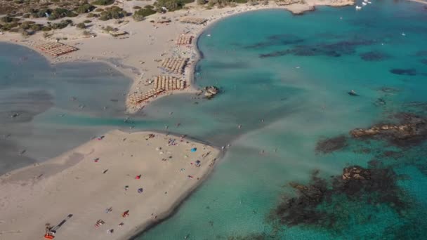 Panoramisch uitzicht vanuit de lucht op video van het beroemde exotische paradijselijke zandstrand van Elafonissi in het zuidwesten van Kreta, Griekenland. Prachtig uitzicht op het blauwe strand Elafonissi in Kreta, Griekenland. — Stockvideo