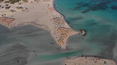 Yunanistan 'ın güneybatı Girit adasındaki Elafonissi' nin ünlü egzotik cennet kumlu zümrüt plajının panoramik hava aracı görüntüsü. Yunanistan 'ın Girit kentindeki mavi Elafonissi plajının güzel manzarası.