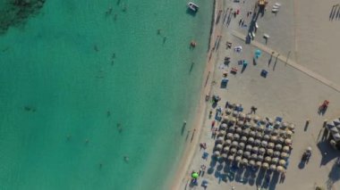 Yunanistan 'ın güneybatı Girit adasındaki Elafonissi' nin ünlü egzotik cennet kumlu zümrüt plajının panoramik hava aracı görüntüsü. Yunanistan 'ın Girit kentindeki mavi Elafonissi plajının güzel manzarası.