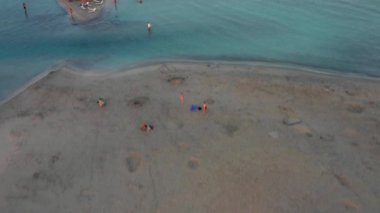 Yunanistan 'ın güneybatı Girit adasındaki Elafonissi' nin ünlü egzotik cennet kumlu zümrüt plajının panoramik hava aracı görüntüsü. Yunanistan 'ın Girit kentindeki mavi Elafonissi plajının güzel manzarası.