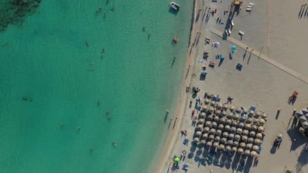 南西部クレタ島、ギリシャのElafonissiの有名なエキゾチックな楽園の砂のエメラルドビーチの空中ドローンパノラマビュービデオ。クレタ島,ギリシャの青いビーチElafonissiの美しい景色. — ストック動画