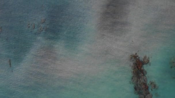 Drone aérien vue panoramique vidéo de la célèbre plage de sable émeraude exotique paradisiaque d'Elafonissi dans le sud-ouest de l'île de Crète, Grèce. Belle vue sur la plage bleue Elafonissi en Crète, Grèce.