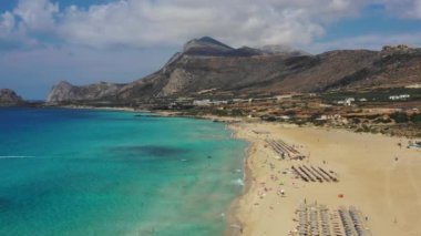 Falassarna plaj, kristal sular, altın kum, Girit adasında Falassarna sonsuz kumlu turkuaz plaj Havadan drone video, Yunanistan. Ünlü Falasarna (Ayrıca Falassarna veya Phalasarna olarak da bilinir).