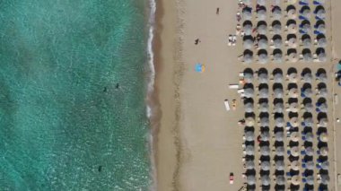Falassarna plaj, kristal sular, altın kum, Girit adasında Falassarna sonsuz kumlu turkuaz plaj Havadan drone video, Yunanistan. Ünlü Falasarna (Ayrıca Falassarna veya Phalasarna olarak da bilinir).