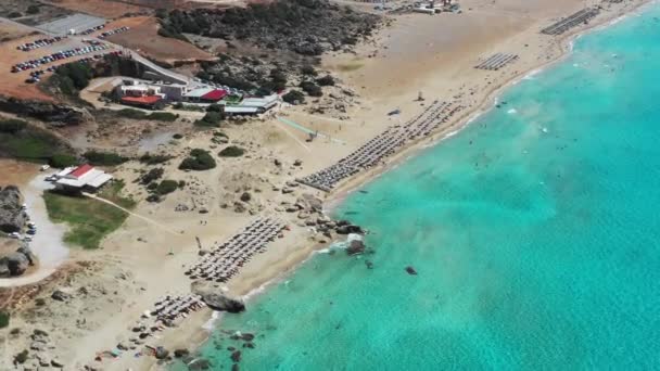 Widok z lotu ptaka Falassarna plaży na Krecie, Grecja, Falassarna plaża jest bardzo znanym miejscem turystycznym na Krecie, 4K antena widok plaży. Słynna Falasarna (znana również jako Falassarna lub Phalasarna). — Wideo stockowe