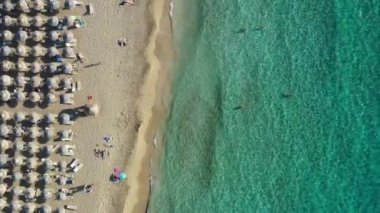 Falassarna plaj, kristal sular, altın kum, Girit adasında Falassarna sonsuz kumlu turkuaz plaj Havadan drone video, Yunanistan. Ünlü Falasarna (Ayrıca Falassarna veya Phalasarna olarak da bilinir).