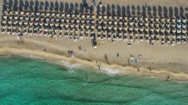 Girit, Yunanistan'da Falassarna plaj havadan görünümü, Falassarna plaj Girit, 4k havadan görünüm plaj çok ünlü bir turistik yerdir. Ünlü Falasarna (Ayrıca Falassarna veya Phalasarna olarak da bilinir).