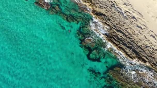 Videoclip dronă aeriană cu plajă Falassarna, ape de cristal, nisip auriu, plajă turcoaz de nisip nesfârșit din Falassarna, în insula Creta, Grecia. Falasarna (cunoscută și sub numele de Falassarna sau Phalasarna) ). — Videoclip de stoc